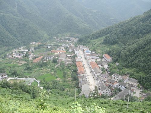 乡镇概况 在鄂西北崇山密林深处,谷城县赵湾乡犹如一颗熠熠生辉的绿