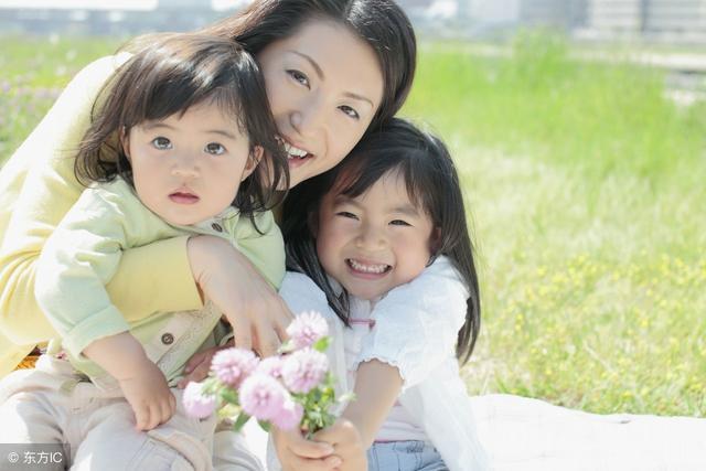 婚后生两女儿，前夫逼我离婚另娶他人，七年后他跪求我女儿让他滚