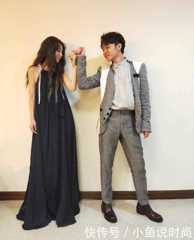 Hebe最新街拍清新十足!碎花拼色连衣裙配板鞋