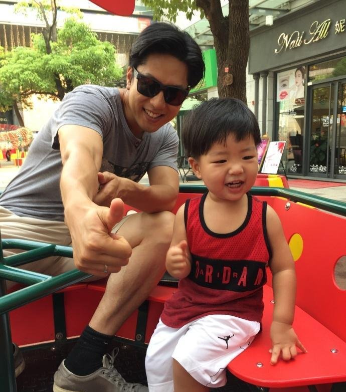 凌潇潇新戏杀青, 晒唐一菲和儿子照片庆祝得二