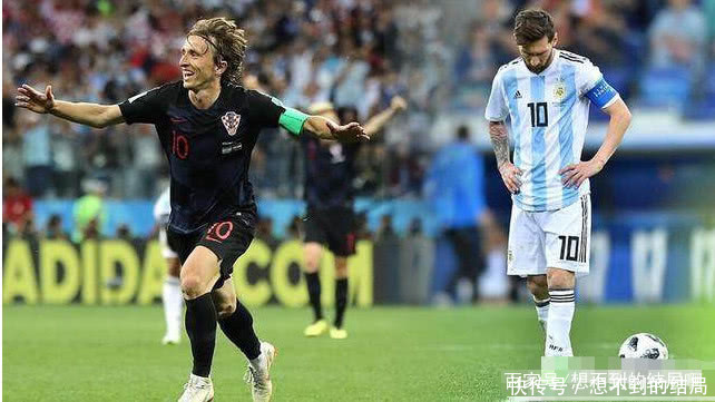 阿根廷0:3不敌克罗地亚,梅西唱国歌时低着头,为