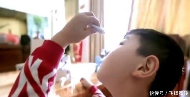 3岁娃错把502胶当成眼药水,医生:妈妈机智,救了孩子的眼睛 百万发登陆地址
