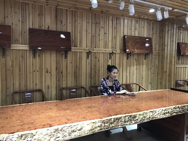 975斤大板是什么概念?北京富豪家门停吊车,百