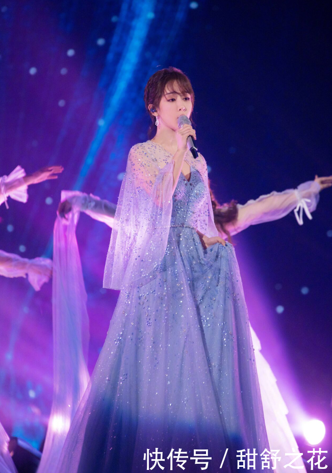 被杨紫惊艳到了,换了一款短发减龄少女,穿蓝色