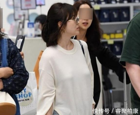 宋慧乔返韩粉丝一身系靓装吸睛给女生打招呼素脸少女正颜图片