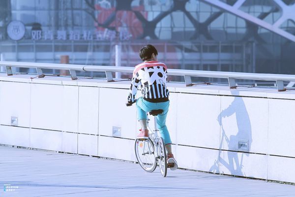 王俊凯穿绿色衣服骑自行车照片曝光_360问答