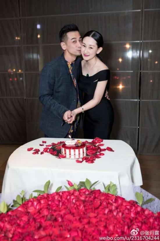 核心提示:照片中赵文卓亲吻着张丹露的脸颊,两人表情颇为高兴,张丹露