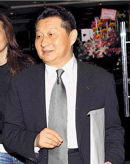 他是台湾富二代，出轨琼瑶女郎劈腿嫩模，年过60败光父亲家产负债6亿