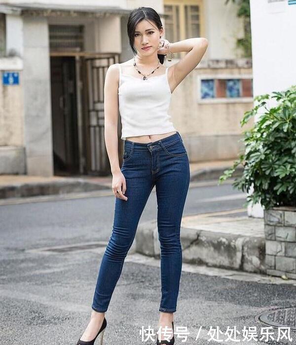 街拍:紧身牛仔裤让小姐姐们不论苗条还是丰满