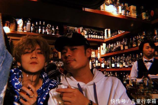 鹿晗关晓彤深夜泡吧,醉酒后的鹿晗表情亮了