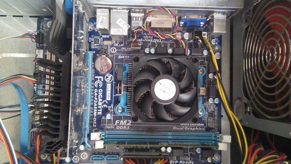 主板坏了,可以修么? 电脑开机屏幕不亮,键盘指