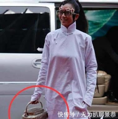 58岁杨丽萍出席活动近照, 这两个细节网友表示