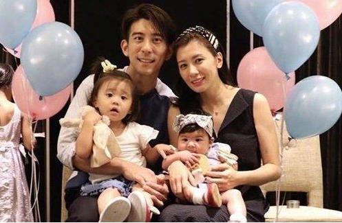 贾静雯记录女儿绘画过程，原来咘咘不止镜头感十足还很有艺术细胞