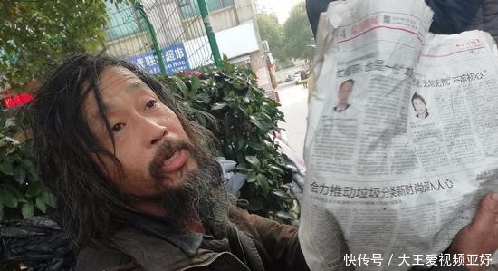 上海网红流浪者系审计局公务员 26年来薪酬正