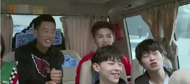 杨幂综艺节目狂撩邓伦,俩人对视的眼神太甜蜜