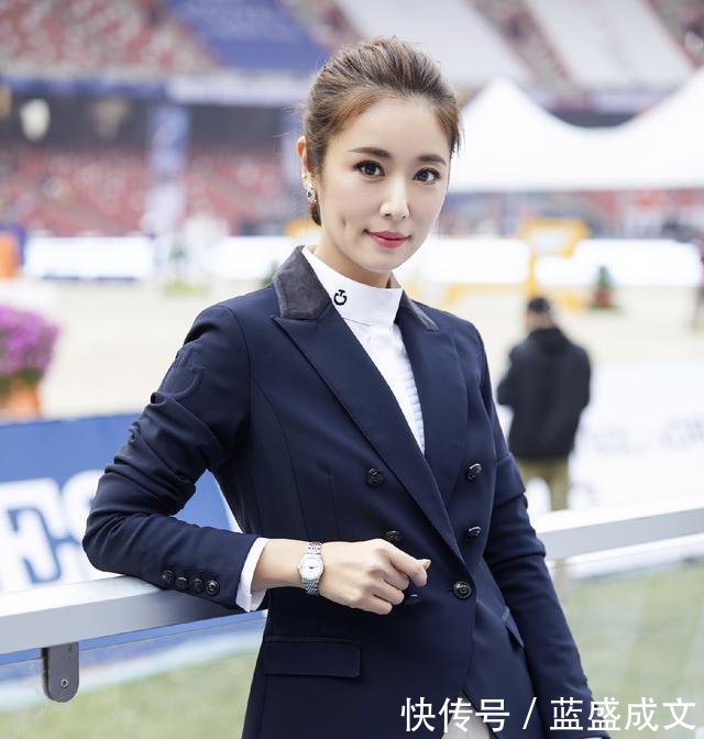 林心如又换新发型, 甜美编发配小短裙长筒靴, 全