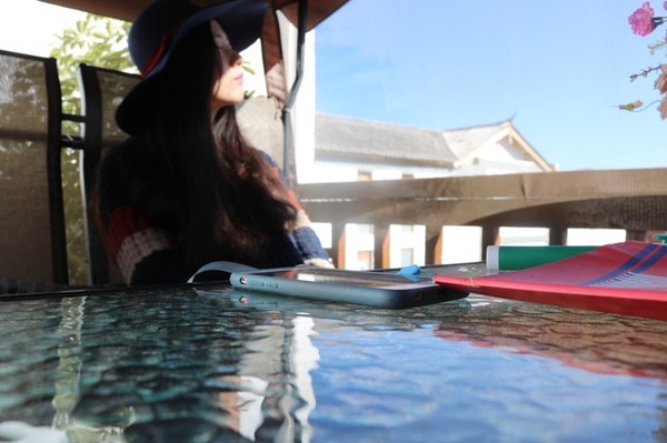 丽江只需要一个黄昏,看海棠花如何从身边飘落