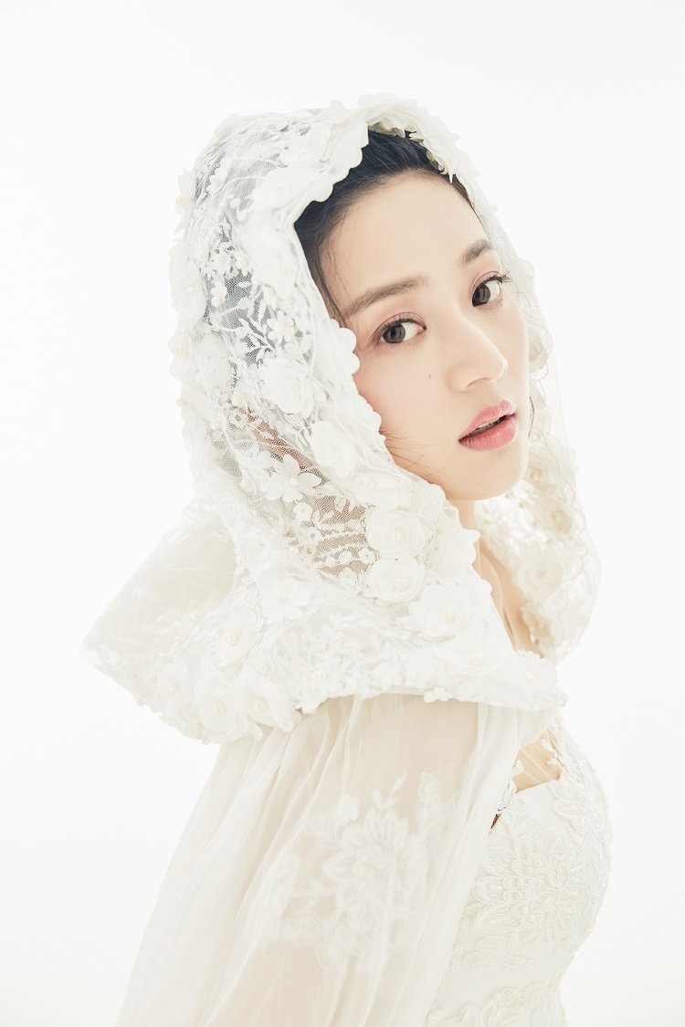 新生代小花唐本身披微纱白袍 宛若花中仙子