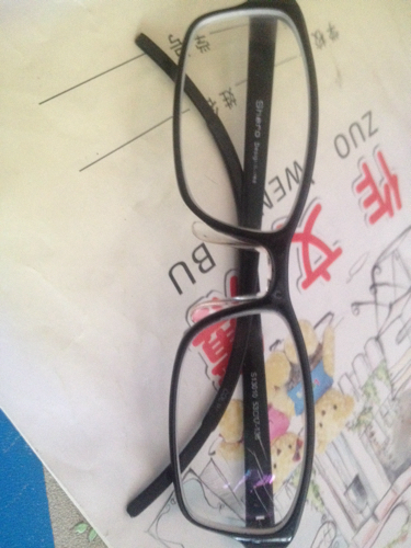 不小心把眼镜片刮花了,只有一片被刮花另外一