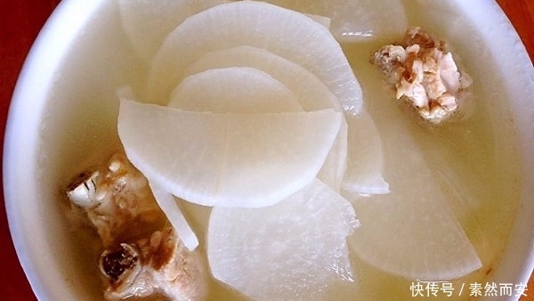 熬排骨汤用冷水还是热水?厨师长:火候和水都有