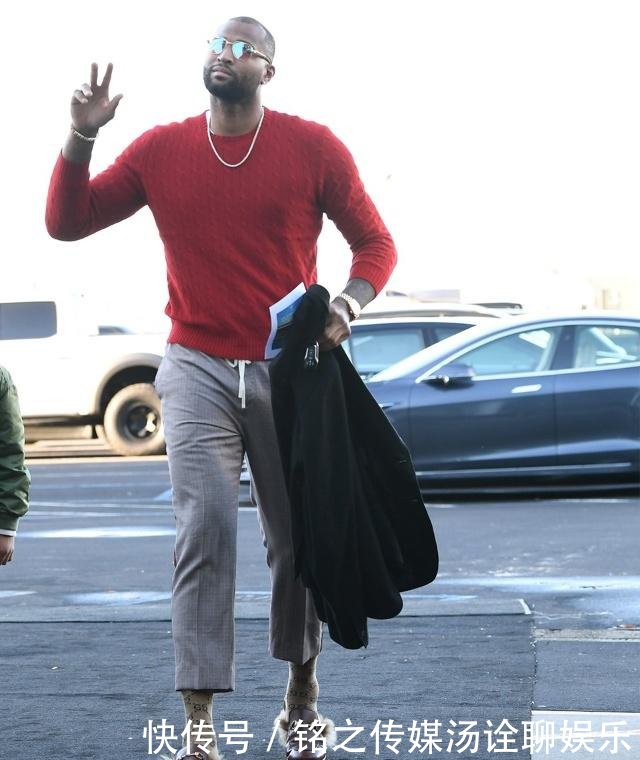 圣诞大战湖人vs勇士潮装秀:勒布朗优雅步伐,追