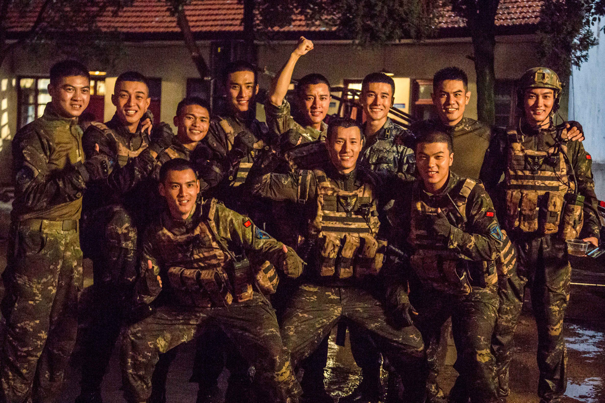 高阳《伞兵魂》杀青 化身“铁血硬汉”与贾乃亮生死与共