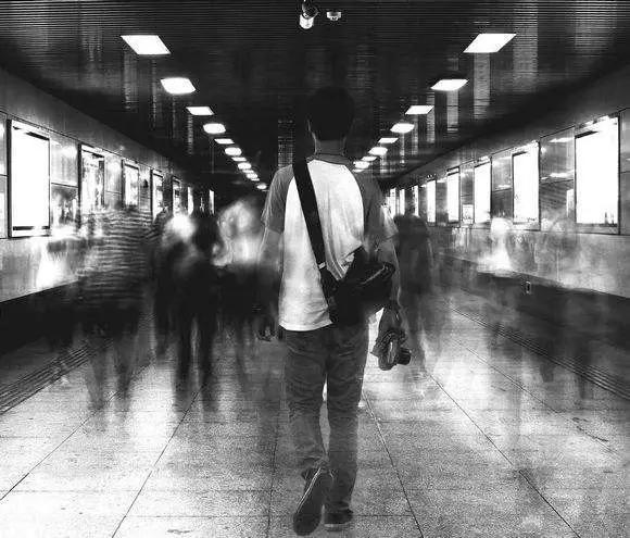 走上地铁,越过无数个人头的时候,我就明白,生活,就是在人群中觉得孤独