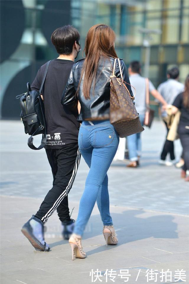 街拍:低腰蓝色牛仔裤,突出美女2大特征,4个字形