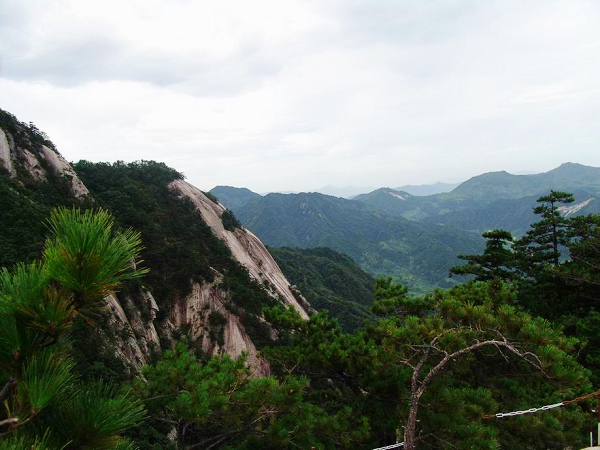 整个风景区由天堂山自然风景,天堂湖水上乐园,西江瑶族风情,庙前溶洞