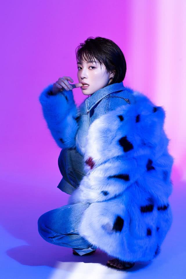 姜丹蓝色系梦幻写真酷帅来袭 欧美范儿尽展时尚表现力