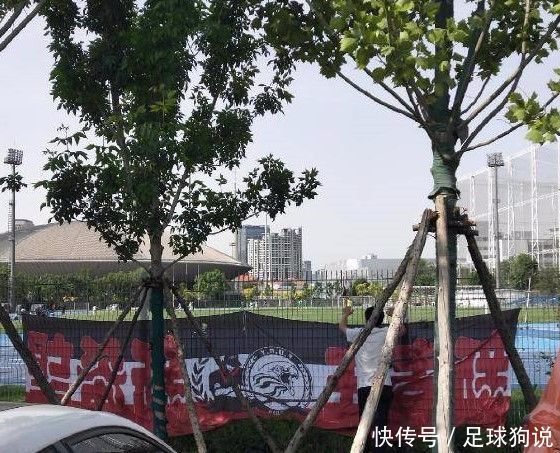 泪目!全场就一个球迷为球队高歌助威!赛后众球