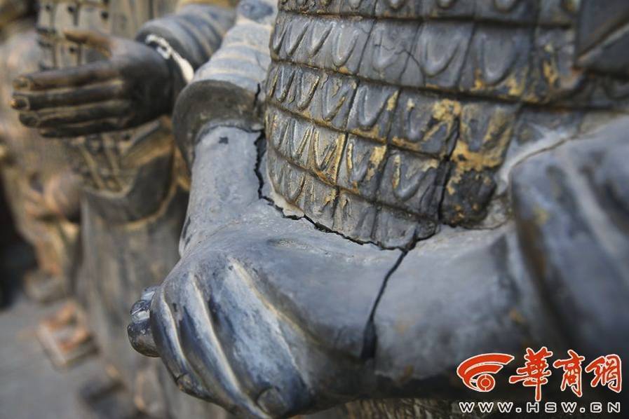 女童被山寨兵马俑砸断腿现场