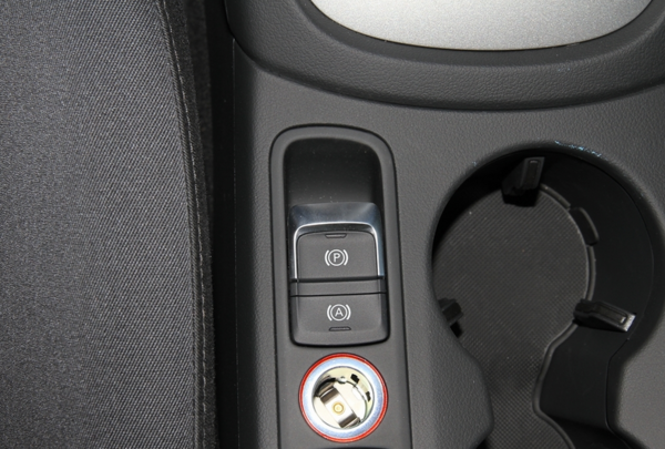 奥迪q3怎么拉起电子手刹,怎么解除电子手刹_3