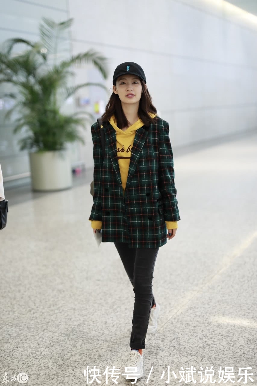李沁冯薪朵同穿绿格子西装,年龄只相差两岁,谁