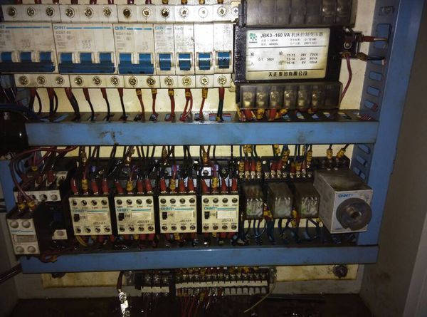 今天搬运折弯机,搬运中配电箱进了很多液压油