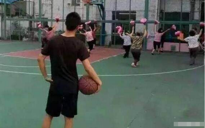 13岁男孩打篮球, 被十几个大妈围起来打: 篮球