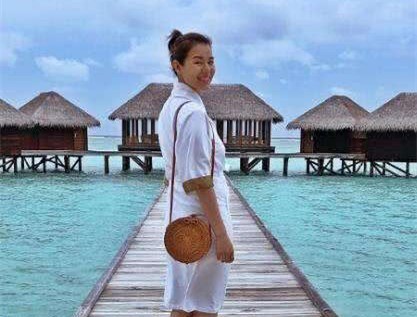 胡杏儿疑似怀二胎,与老公外出度假,孕味十足