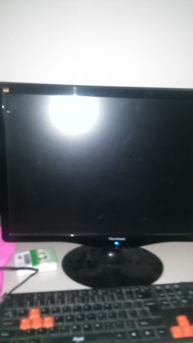 电脑开机后全部黑屏只有左上角有一个横线闪烁