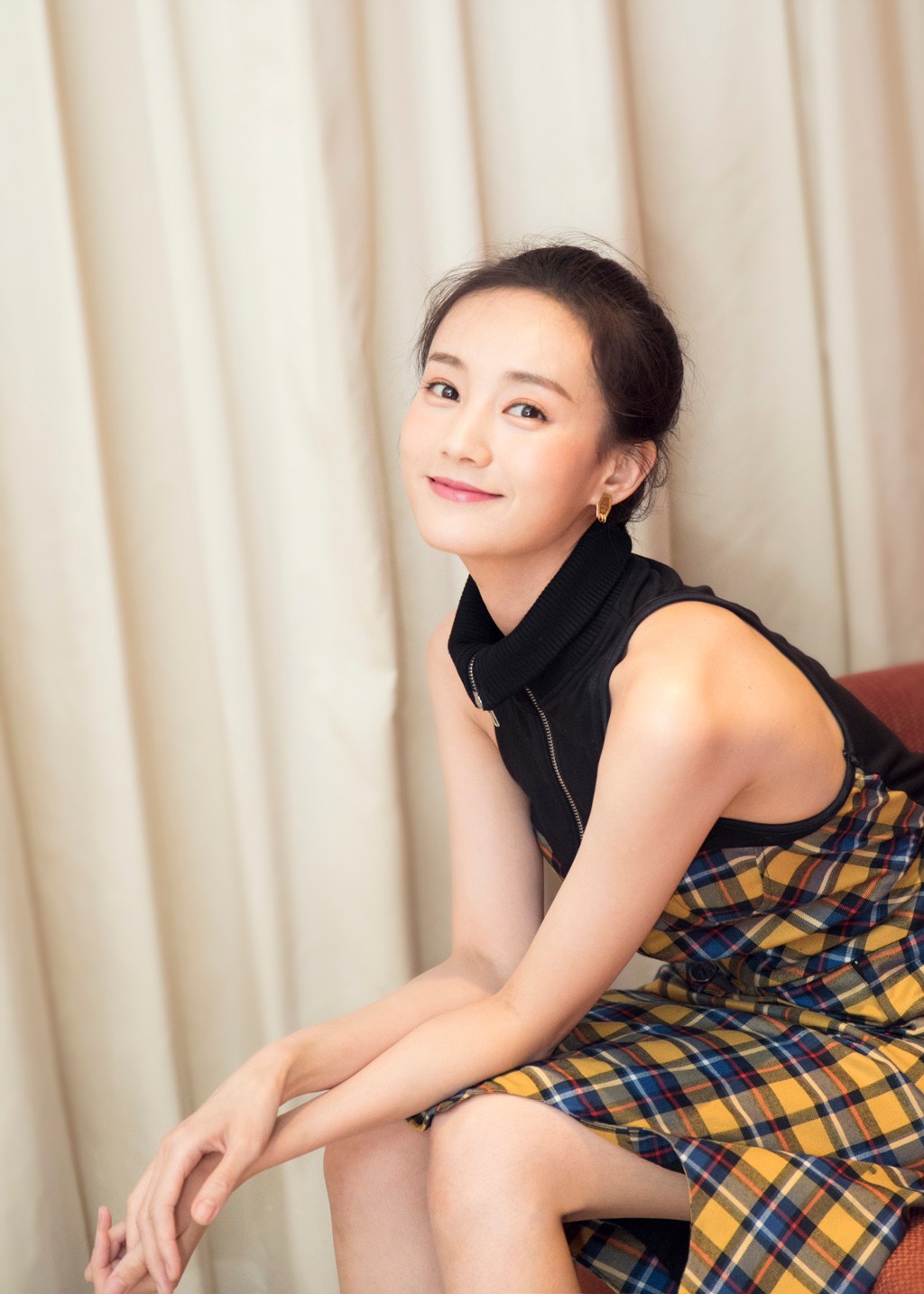 李一桐受邀《NYLON》创刊一周年派对 造型利落时尚感满分
