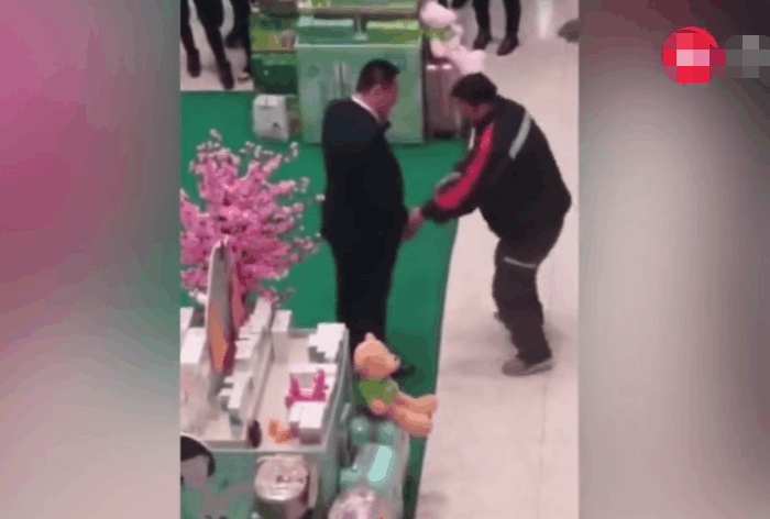 实拍: 商场保安没收扫码枪 快递员数次下跪苦求