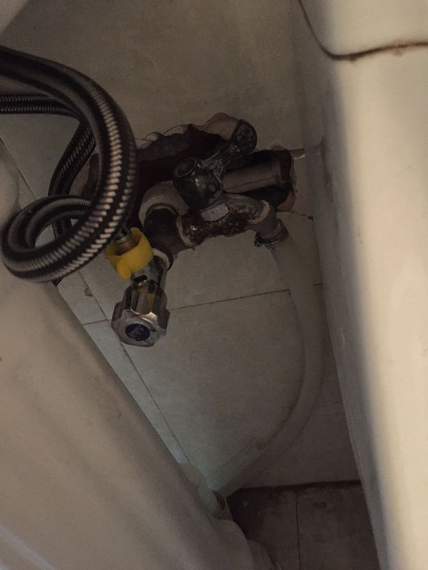 通连接热水器出热水的。以前是直接连接软管出