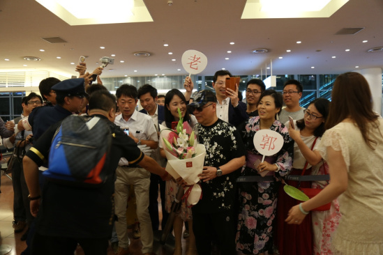 组图:郭德纲现身东京机场 筹备德云社首演获女粉丝献花