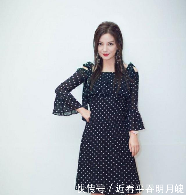 搭配课堂波点半裙清新又时髦,赵薇穿它立瘦十