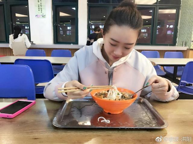 近日在福建农林大学就有一位美女学生在食堂中吃饭时保持劈叉的动作而