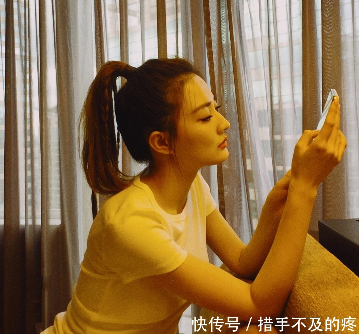 徐璐这才叫过夏天!花衬衫配牛仔短裤美得不一般,大长腿堪比超模 万博网页登录