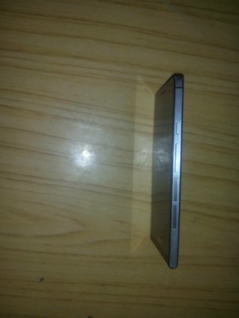 华为手机后盖怎么打开或者说应该怎么装卡,请