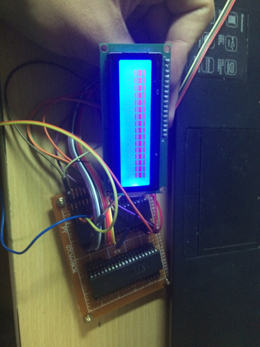 这1602显示屏是什么情况。单片机程序是人家