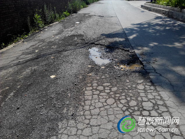 【热线关注】市三院通往山门村的道路路面坑坑洼洼太难走