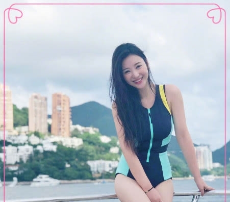 张檬晒美照,在海边大秀性感身材,一身连体泳衣