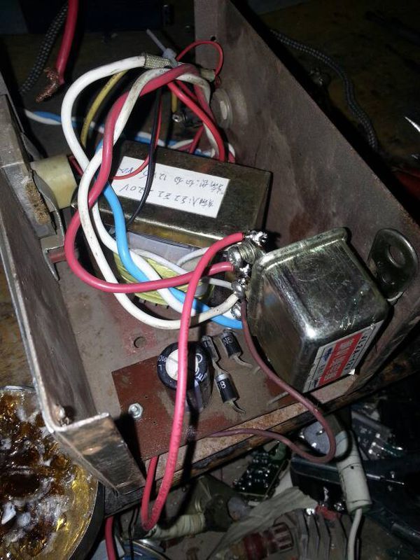 制了一个蓄电池空载无输出极性误解断电充电器